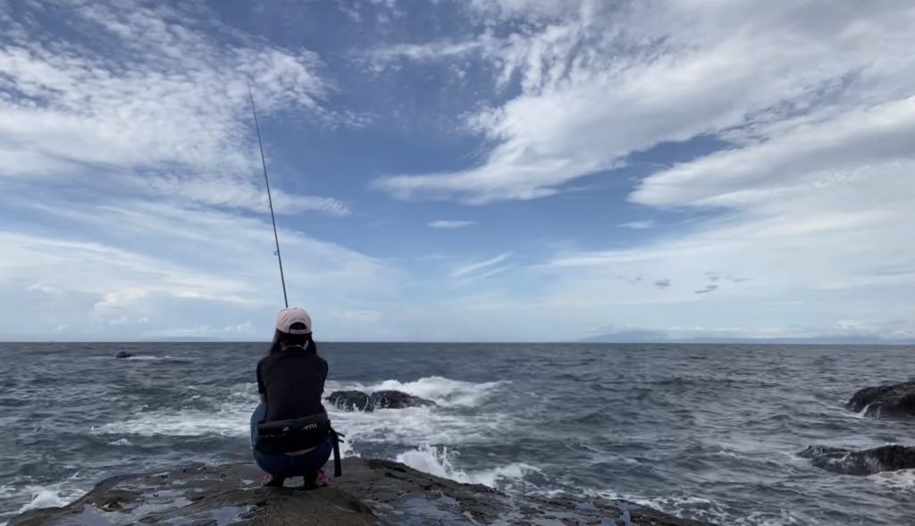 江ノ島で釣れた魚を捌いてその場で食べてみたよ♪