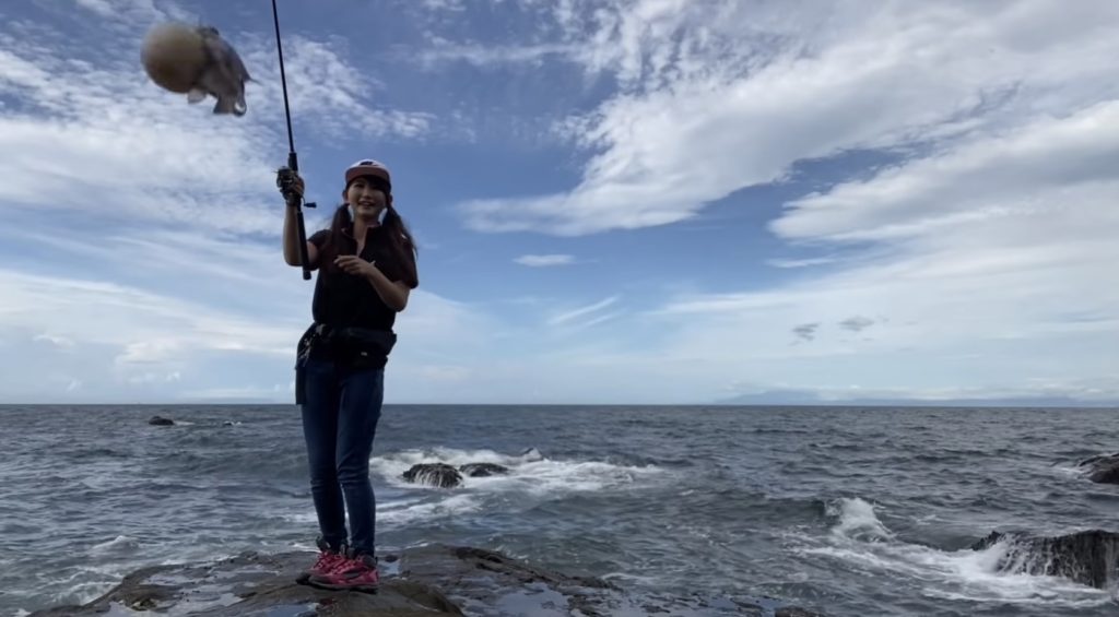 江ノ島で釣れた魚を捌いてその場で食べてみたよ♪