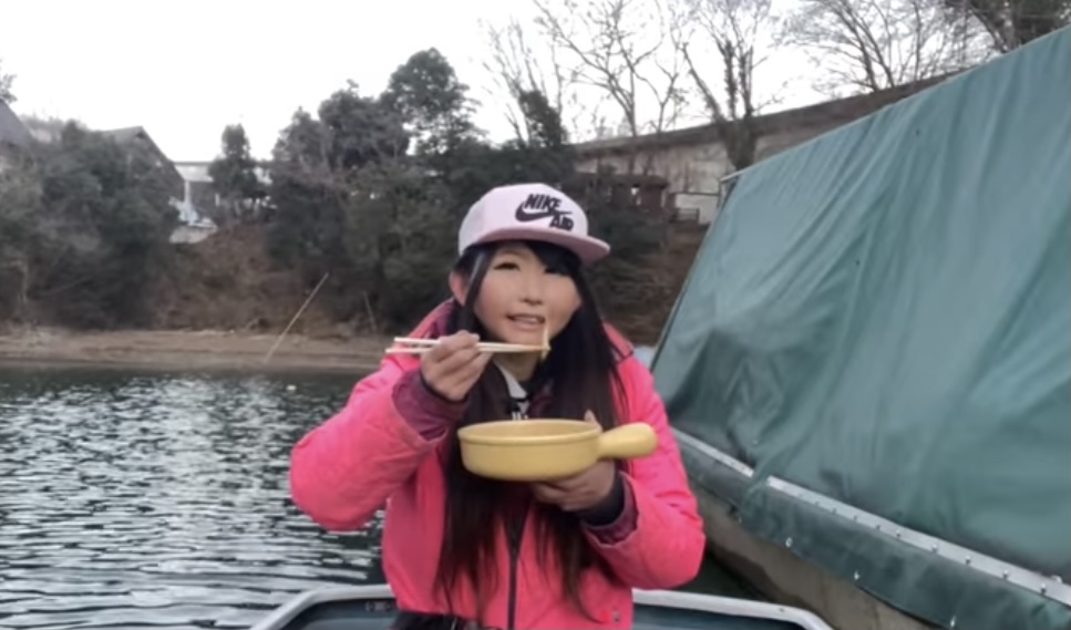 釣ったワカサギをボートの上で調理して食べてみたよ！